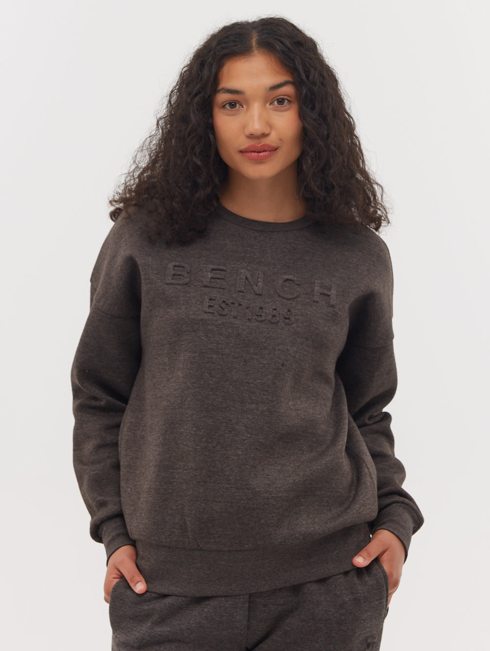 Avyanna chandail à col rond gaufré avec logo