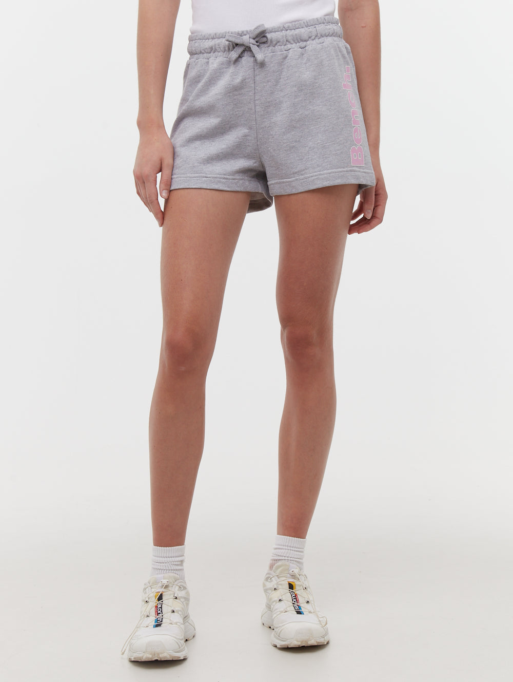 Phoebe short jogger avec logo à la hanche