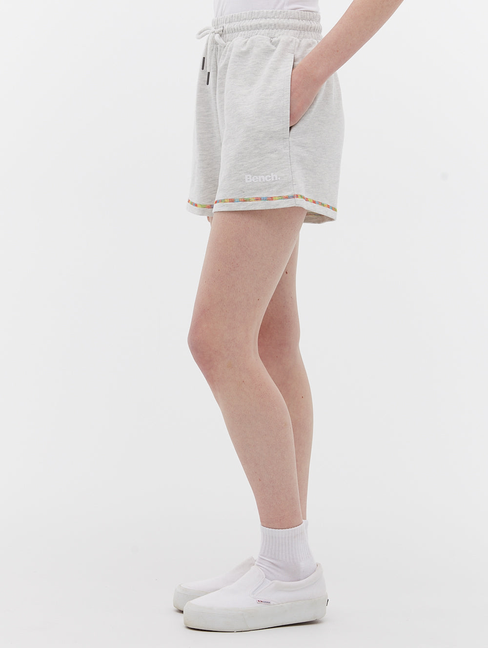 Short en éponge avec surpiqûres multicolores