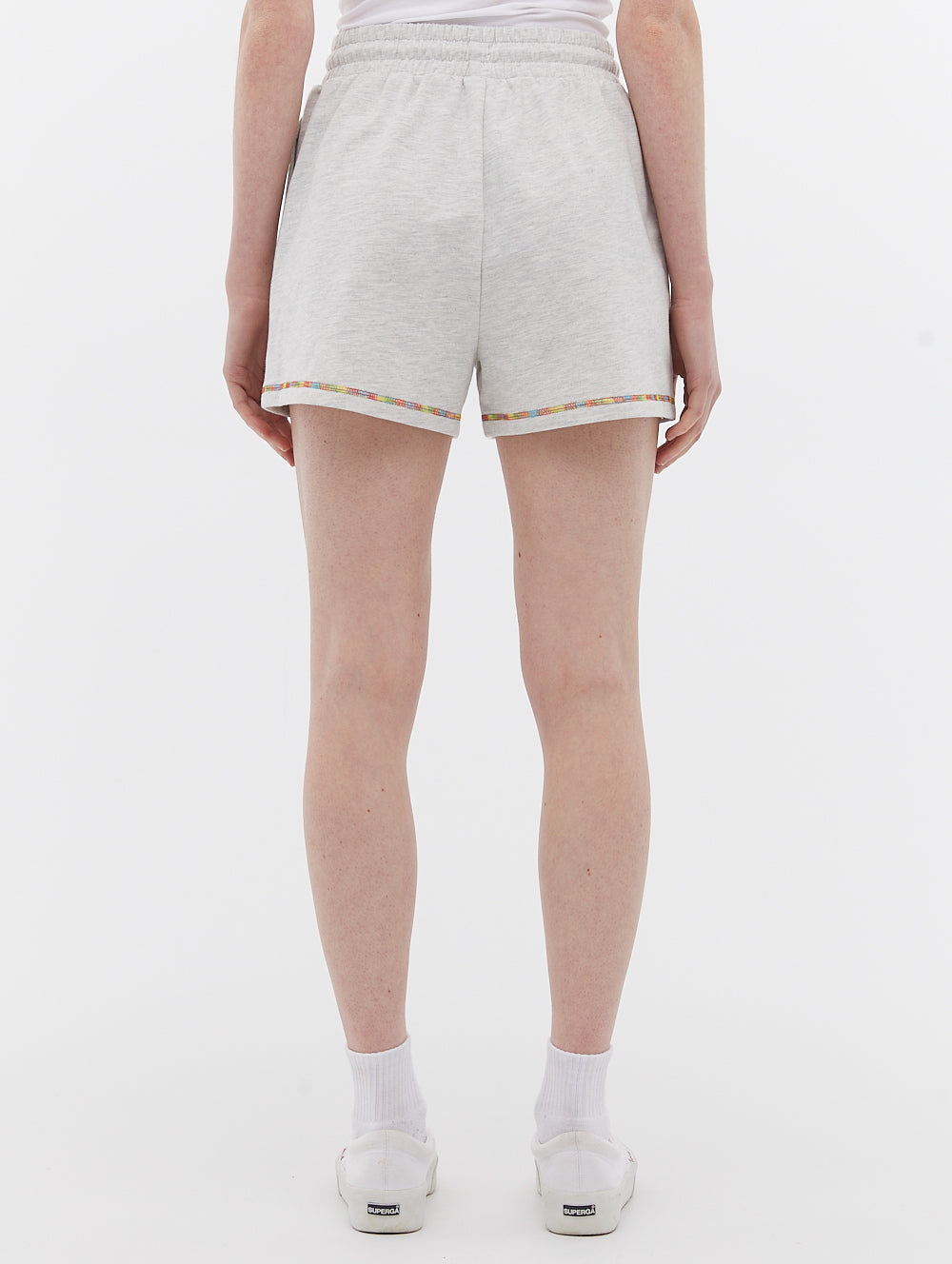 Short en éponge avec surpiqûres multicolores