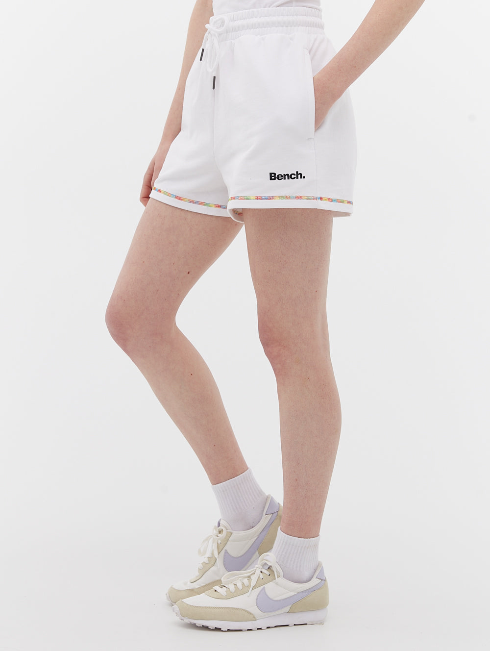 Short en éponge avec surpiqûres multicolores