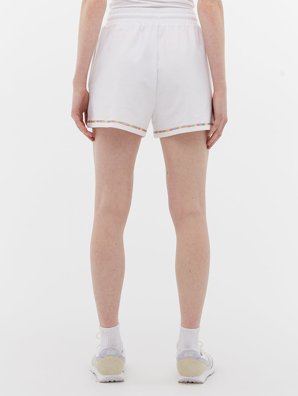 Short en éponge avec surpiqûres multicolores