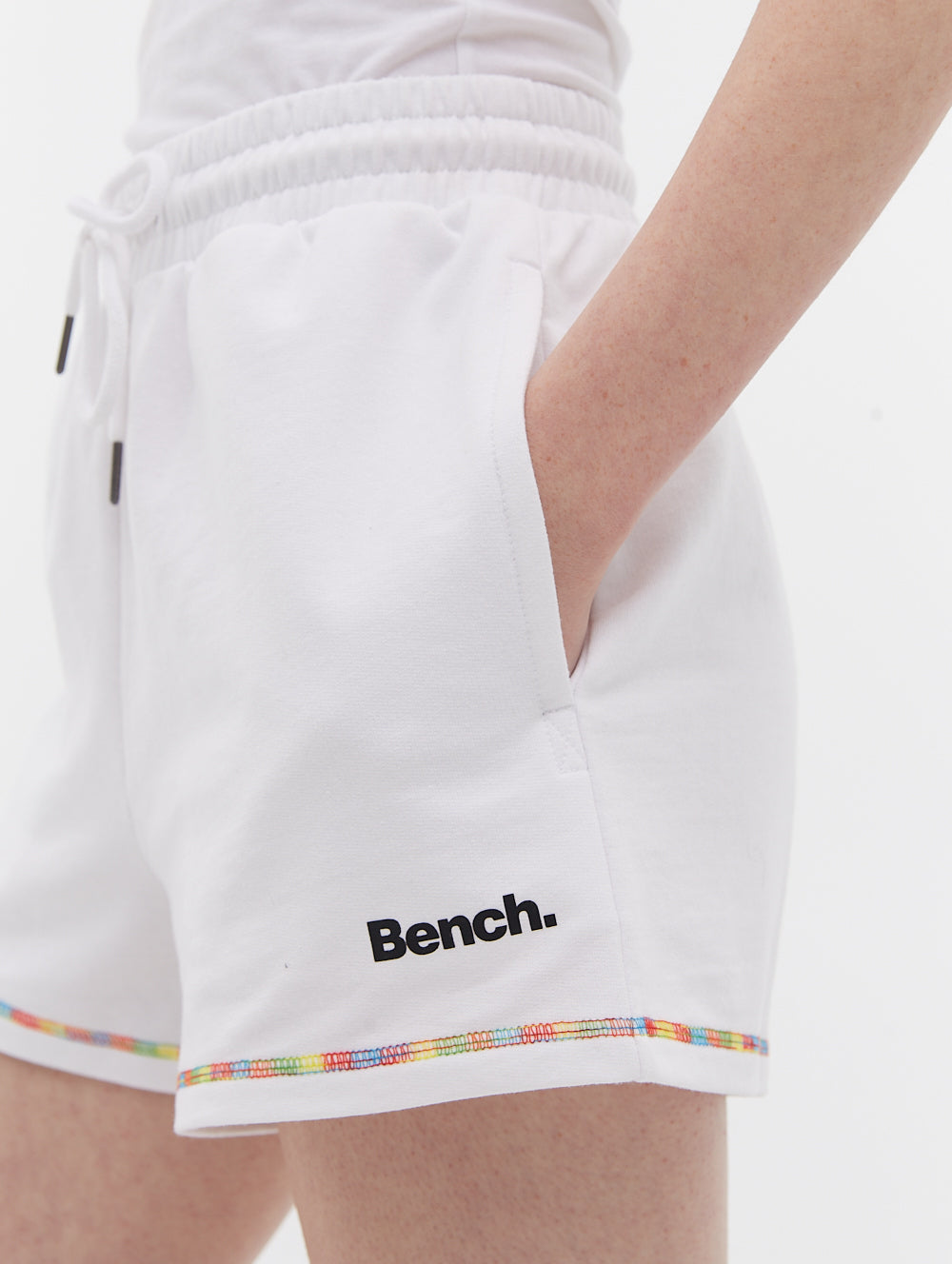 Short en éponge avec surpiqûres multicolores