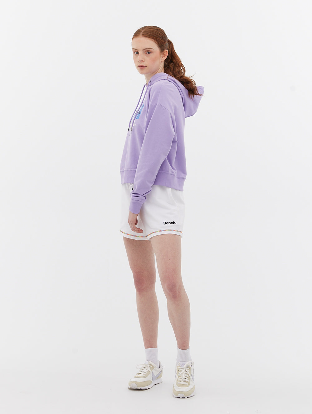 Short en éponge avec surpiqûres multicolores